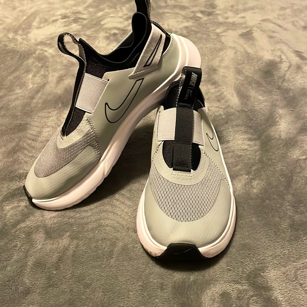 Nike Flex Plus Boys Size 6.5 Youth Gray White Shoes Sneakers Running